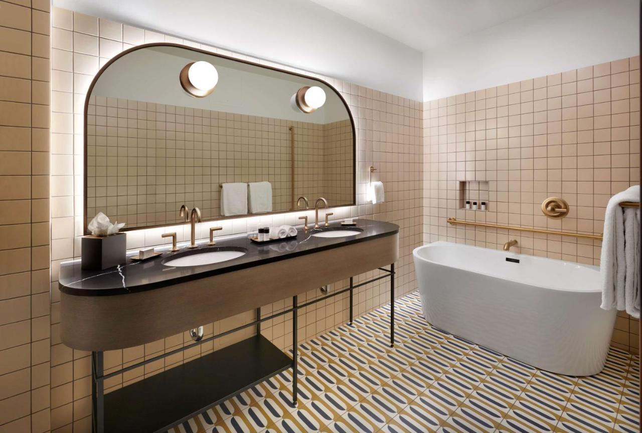 The Westley Calgary Downtown, Tapestry Collection By Hilton Hotel Екстериор снимка