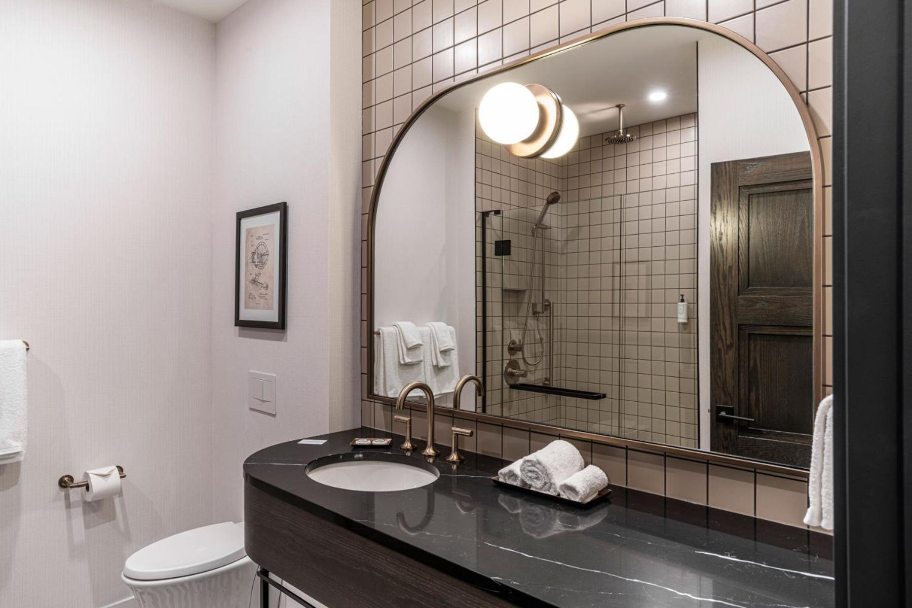 The Westley Calgary Downtown, Tapestry Collection By Hilton Hotel Екстериор снимка