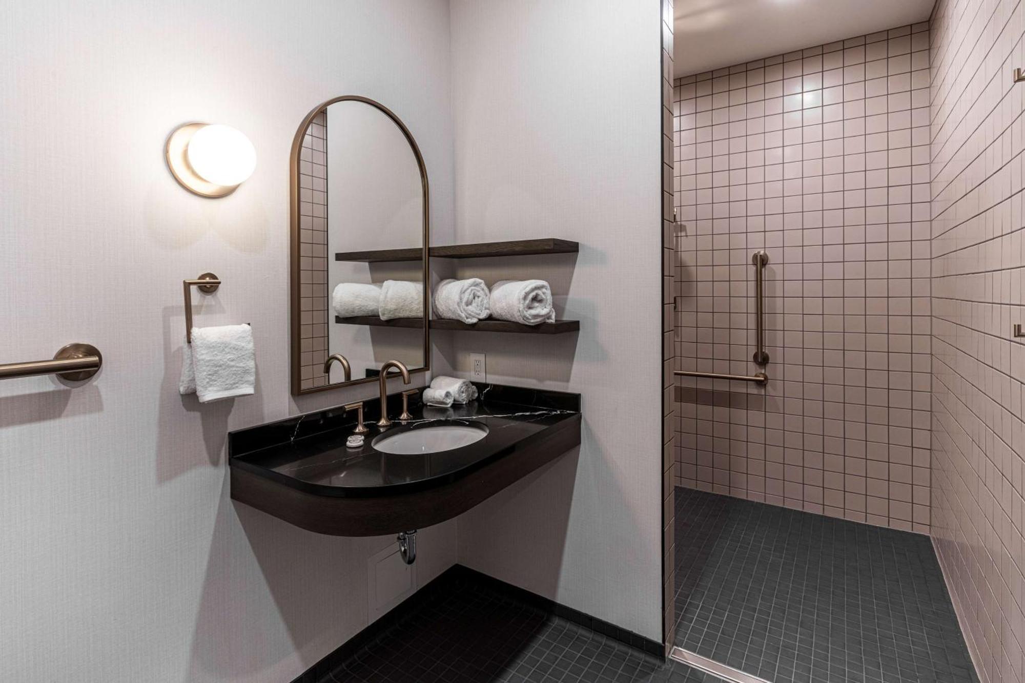 The Westley Calgary Downtown, Tapestry Collection By Hilton Hotel Екстериор снимка