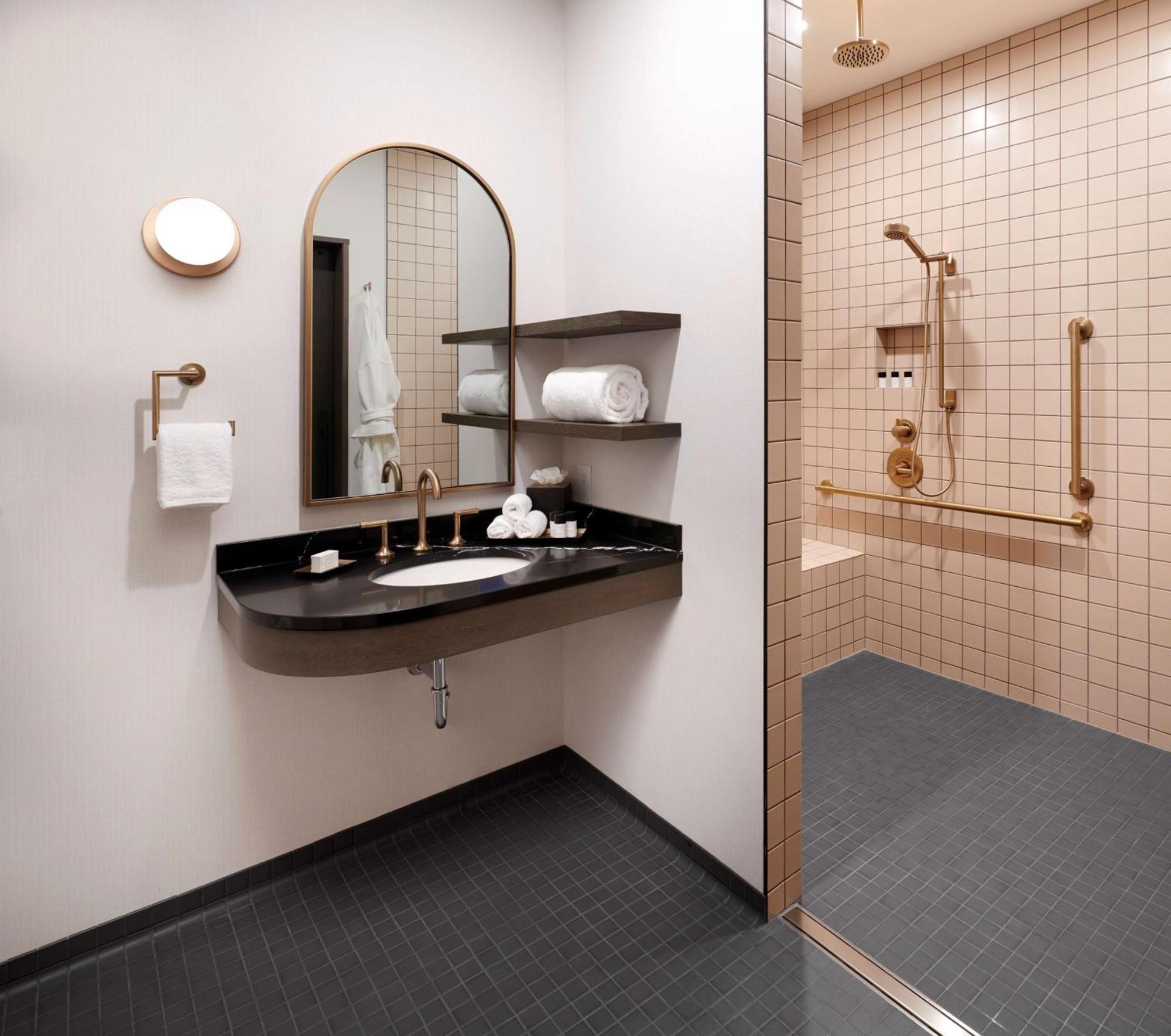The Westley Calgary Downtown, Tapestry Collection By Hilton Hotel Екстериор снимка